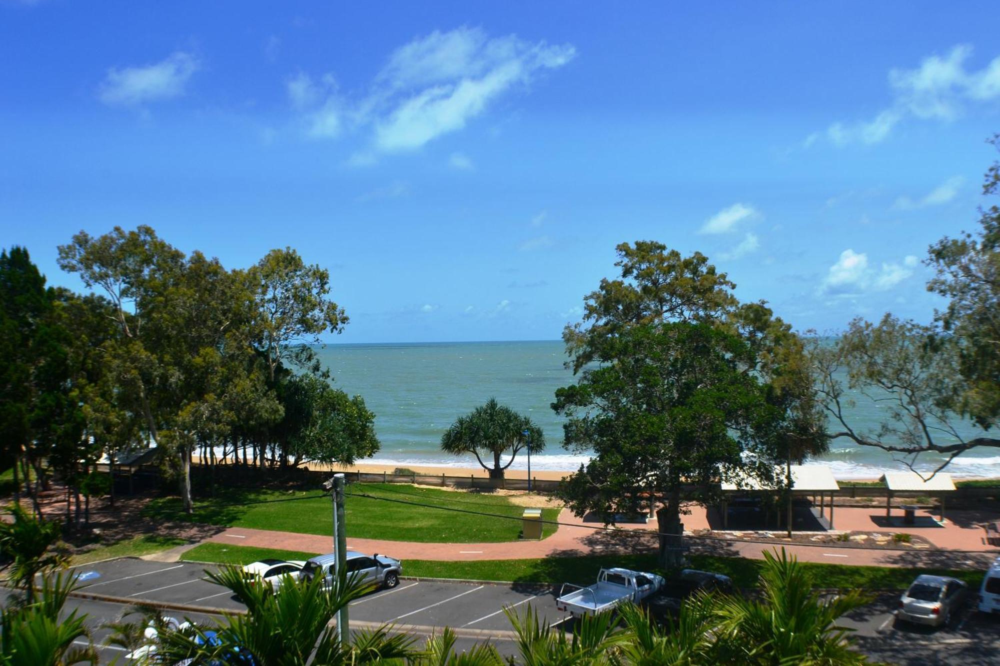 Charlton On The Esplanade Aparthotel Hervey Bay Exterior photo